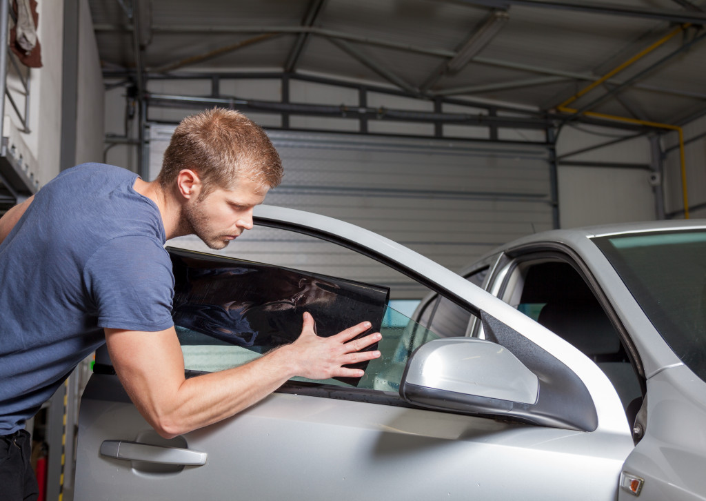 installing car tint