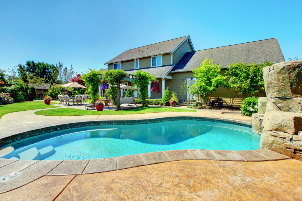 house outdoor swimming pool