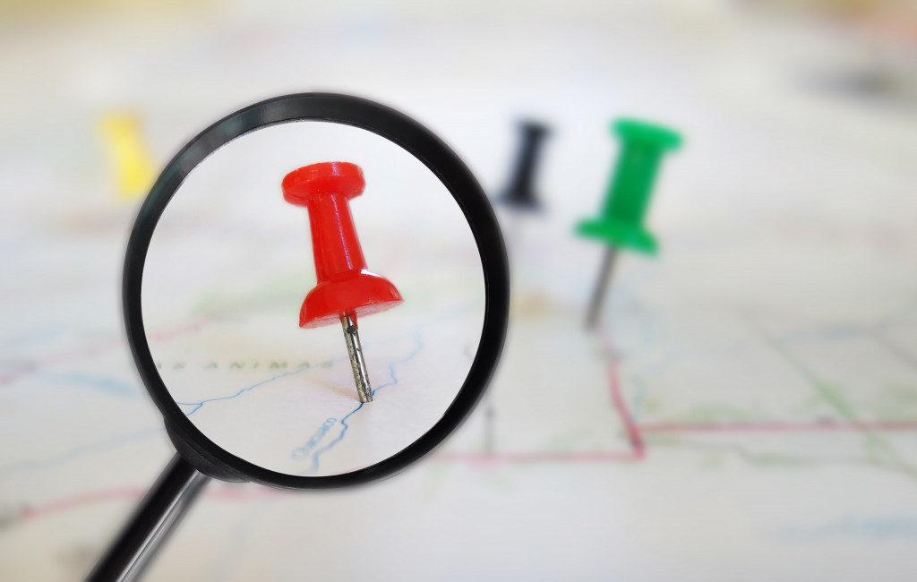 location represented by red push pin under magnifying glass