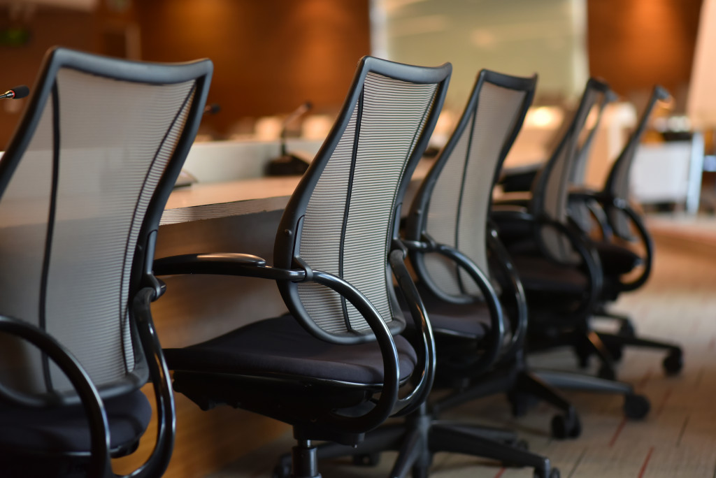 A line of chairs in an office